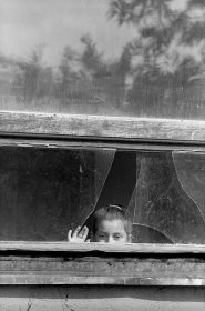 《壊れた窓からのぞく少女》(コソボ、1999年)